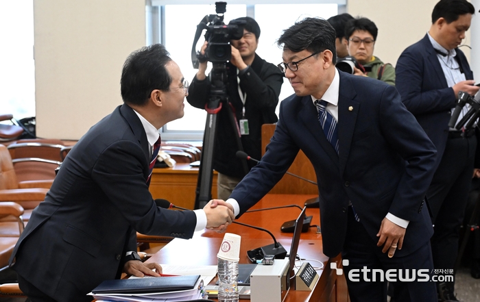 [포토] 악수하는 박홍근-진성준