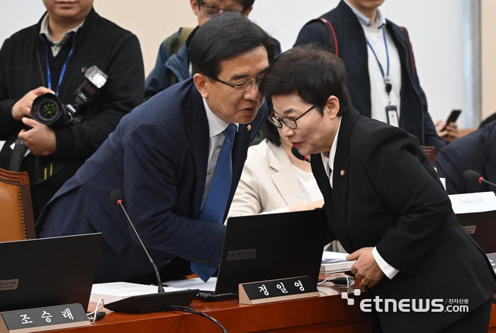 [포토] 대화하는 정일영-임이자