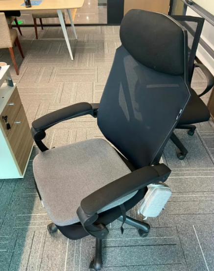 일부 기업은 스마트 의자까지 동원해 직원들의 행동과 발언, 온라인 활동을 추적하고 있다. 사진=SCMP