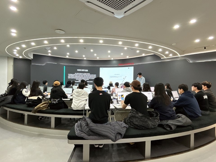 전북대생들이 프롬프트 하나로 바뀌는 달력 이미지 제작에 몰입하고 있다.