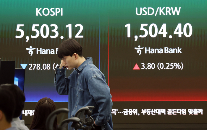 23일 서울 중구 하나은행 본점 딜링룸 전광판에 코스피, 코스닥 지수가 표시돼 있다. 이날 코스피는 전장보다 201.05포인트(3.48%) 내린 5580.15에, 코스닥은 31.66포인트(사진=연합뉴스)
