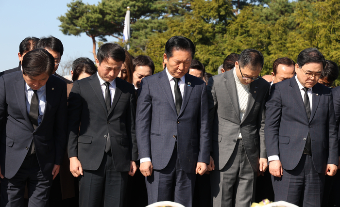 더불어민주당 정청래 대표(왼쪽 세번째)가 23일 오전 경남 김해시 진영읍 봉하마을 노무현 전 대통령 묘역을 참배하며 묵념하고 있다. 연합뉴스
