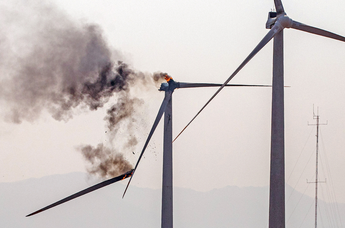 23일 오후 1시 11분께 경북 영덕군 영덕읍 창포리 풍력발전단지 내 한 풍력발전기에서 불이 난 가운데 발전기 프로펠러 등이 불길에 휩싸여 있다. 연합뉴스.