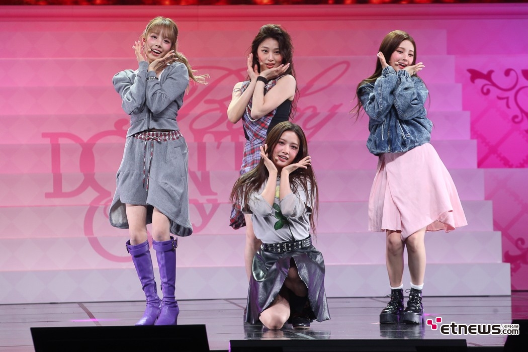 [ET포토] 베이비돈크라이, '하트 만발하는 무대'