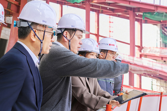 정용진 신세계그룹 회장(왼쪽 두 번째)이 스타필드 청라 건설 현장 곳곳을 둘러보고 있다. 〈자료:신세계〉