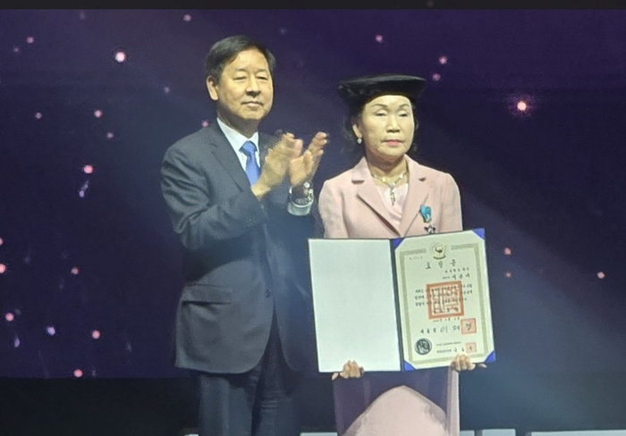 곽문애 대하 대표(오른쪽)가 구윤철 부총리 겸 재정경제부 장관과 산업포장 수상 후 기념촬영했다.