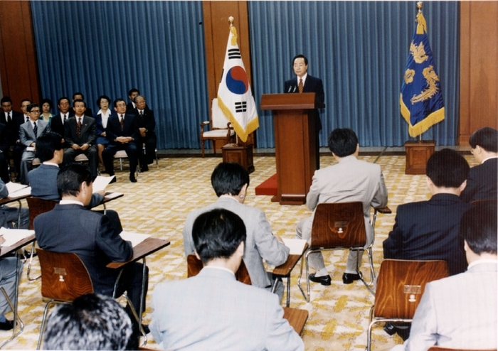 김영삼 대통령이 1993년 8월 12일 청와대에서 금융실명제 관련 특별담화문을 발표하고 있다. 〈국가기록원 제공〉
