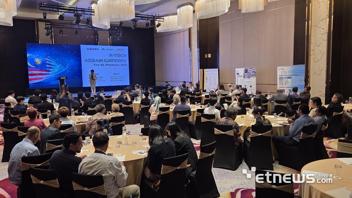 말레이시아 쿠알라룸푸르에서 열린 '글로벌 비상 프로젝트'에서 대구지역 기업들이 기업설명회에서 자사 제품을 소개하고 있다.