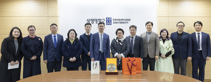 협약식 사진(가운데 오른쪽 김종희 상명대 총장, 가운데 왼쪽 허 쭤징 절강공업대학 지강학원 총장)(사진=상명대)