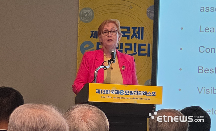 가브리엘라 에를리히 GEAN 표준화 분과위원장이 기조연설을 하고 있다,