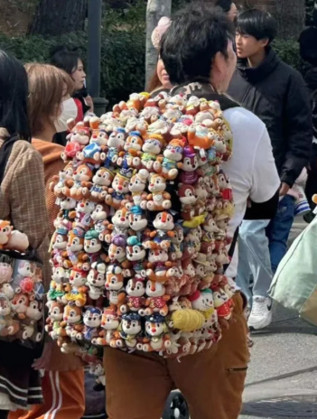 최근 중국 젊은 층 사이에서 가방에 좋아하는 아이돌이나 캐릭터 관련 굿즈를 다수 달고 다니는 '이타백(ita bag)' 스타일이 다시 주목받고 있다. 사진=SCMP