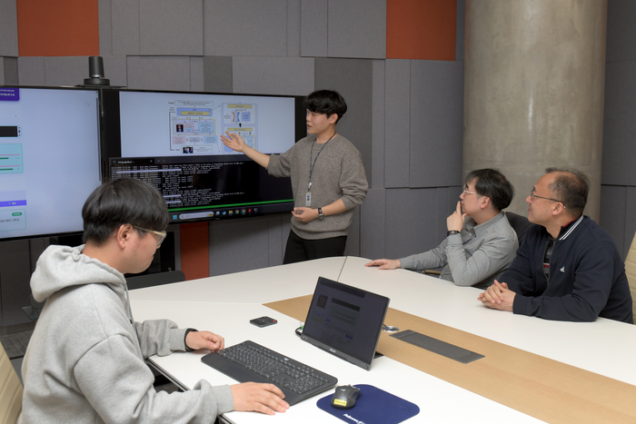 ETRI 연구진이 연속·복합 지식 편집 기술(MemEIC)에 관해 논의하는 모습