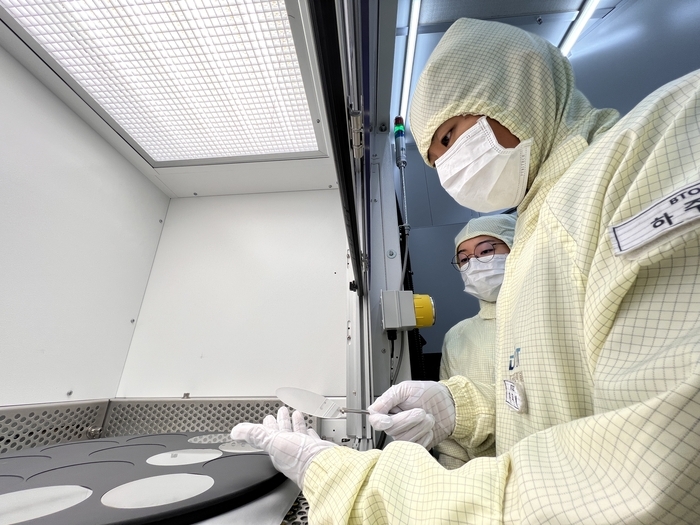 비투지 연구원들이 GaN 웨이퍼를 확인하고 있다.