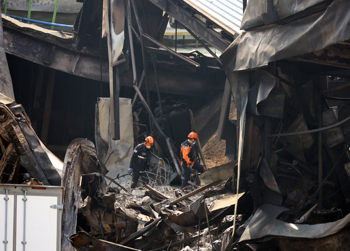 24일 대전 대덕구 소재 자동차 부품 제조업체인 안전공업 주식회사 2일 차 감식에 나선 소방 당국 관계자들이 불에 탄 건물 안으로 진입하고 있다. 연합뉴스.