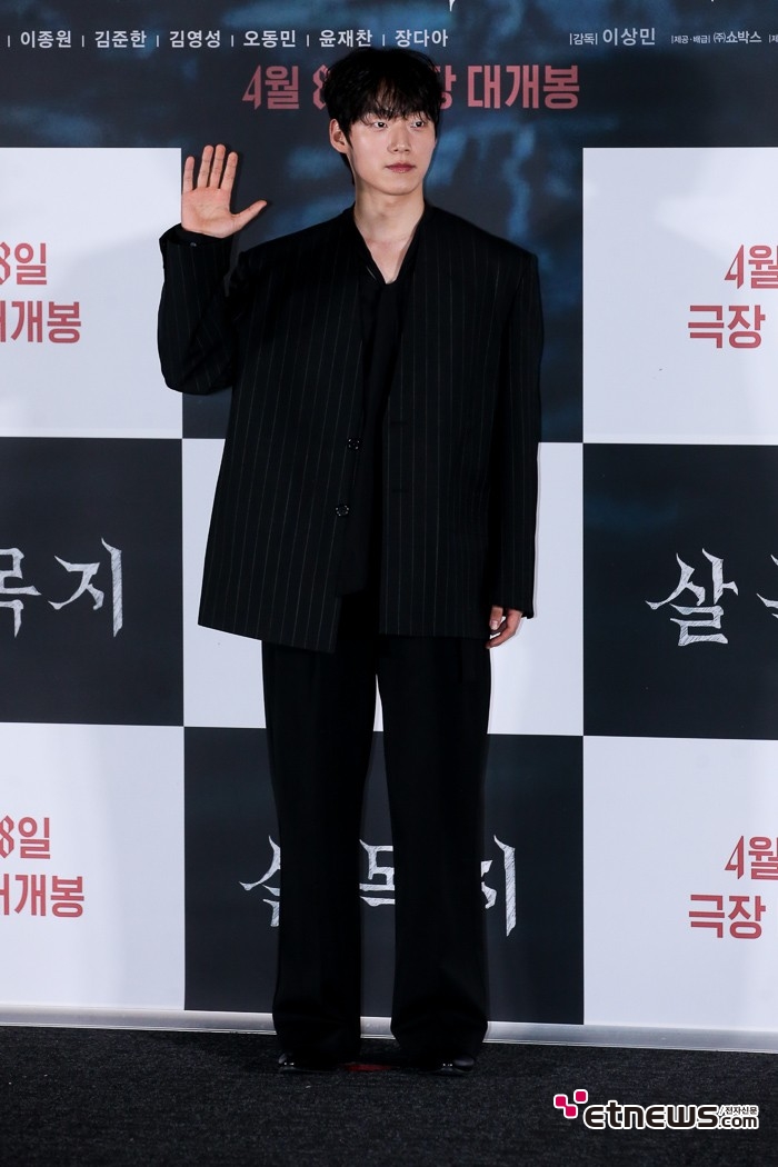 [ET포토] 윤재찬, '어깨깡패 패션'