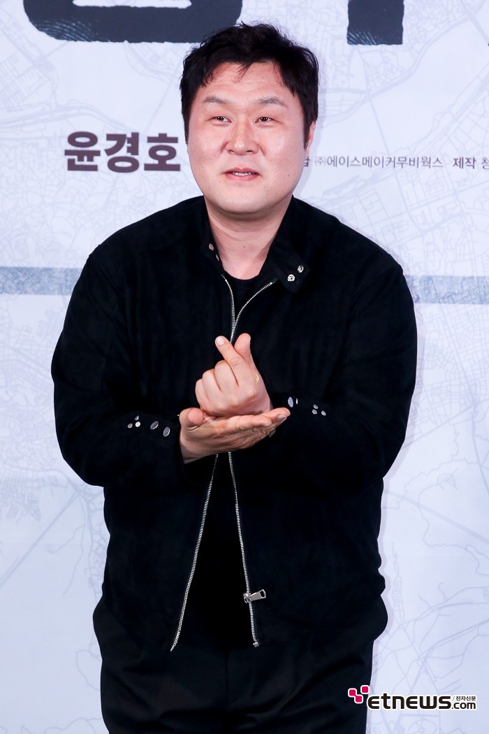 [ET포토] 윤경호, '받침있는 하트 포즈'