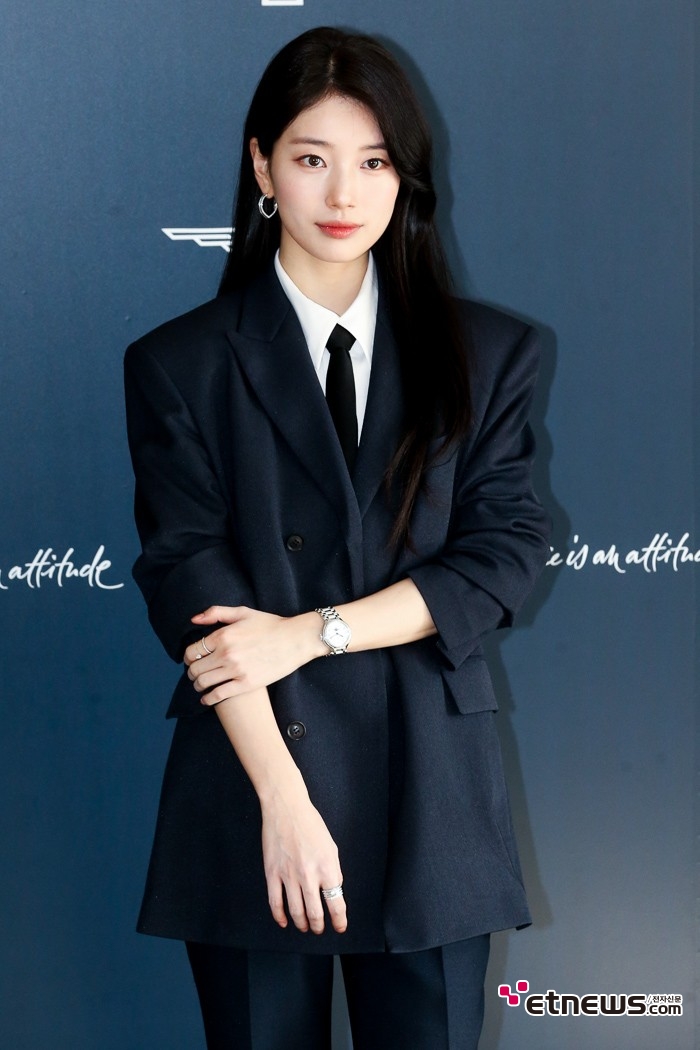 [ET포토] 수지, '수트 소매 걷어 올리고'