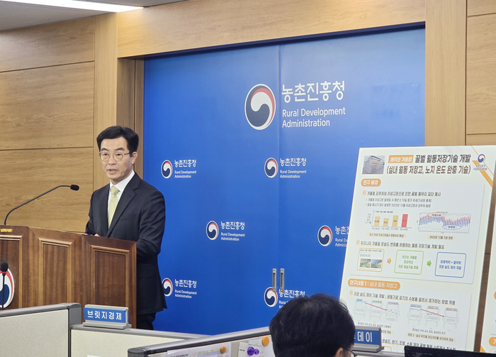 성제훈 농촌진흥청 국립농업과학원 원장이 25일 세종정부청사에서 꿀벌 월동 환경 유지 기술 개발 내용을 설명하고 있다. (사진=농촌진흥청)