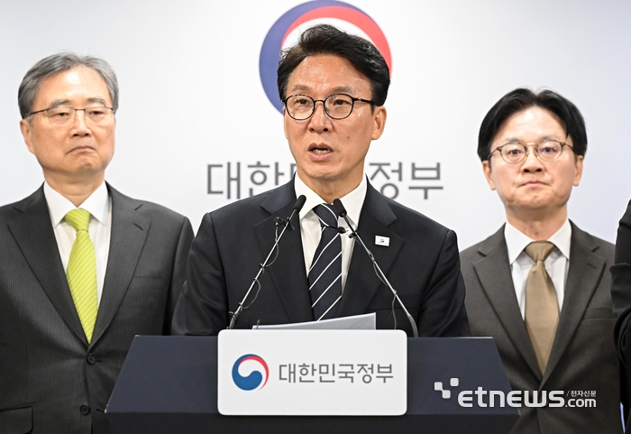 [포토] 비상경제 대응체계 발표하는 김민석 총리