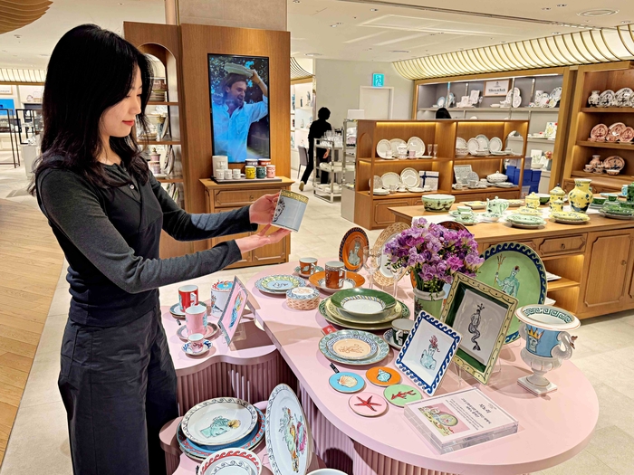 롯데백화점 본점 8층 리빙관을 찾은 소비자가 상품을 보고 있다. 〈자료:롯데백화점〉