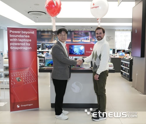 돈 맥과이어 퀄컴 총괄 부사장 겸 최고마케팅책임자(CMO)(오른쪽)와 김보경 롯데하이마트 상품본부장(왼쪽).(사진=퀄컴)