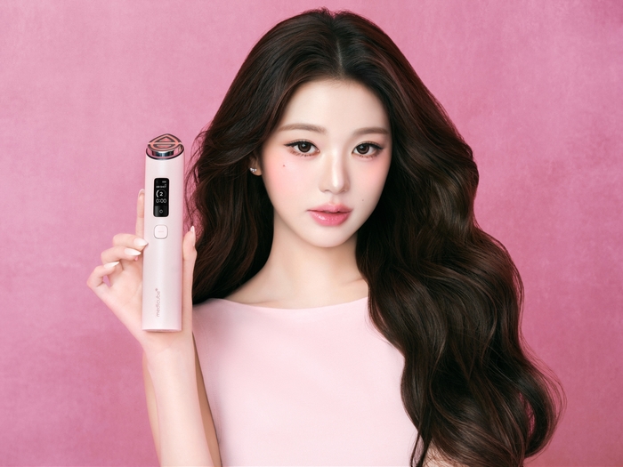 에이피알은 뷰티 디바이스 브랜드 메디큐브 에이지알(AGE-R)이 브랜드 모델 장원영과 함께한 광고 영상과 화보를 공개했다고 25일 밝혔다.