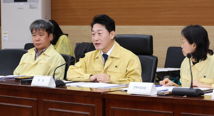 이호현 기후에너지환경부 2차관은 25일 오전 서울 서초구 한강홍수통제소에서 중동 전쟁 장기화에 대비해 기존 에너지비상대응반을 2차관 주재로 격상한 '에너지비상대응반 회의'를 주재하고 있다. 사진 출처 : 기후부