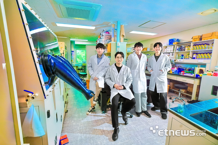 이영훈 경희대 기계공학과 교수(왼쪽 두 번째) 가 알로에의 생존 전략에서 착안한 물방울 기반 에너지 수확 기술을 개발한 연구팀과 기념 촬영했다.