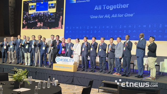 '2027년 평양국제전기차엑스포(PIEVE) 추진을 위한 라운드테이블' 참석자들이 기념촬영했다.