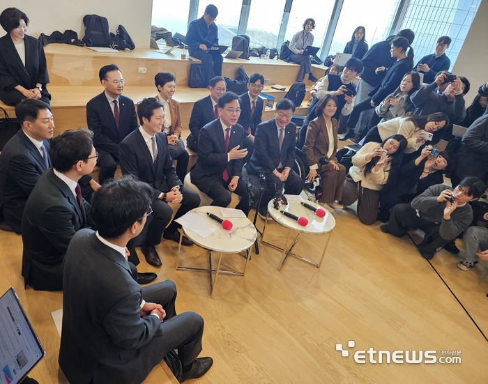 송언석 국민의 원내대표(앞 오른쪽에서 3번째)를 비롯해 정점식 정책위의장(오른쪽에서 두번째), 디지털자산거래소 공동협의체(DAXA), 5대 원화거래소 대표 및 관계자들이 참석했다. (사진=송혜영 기자)