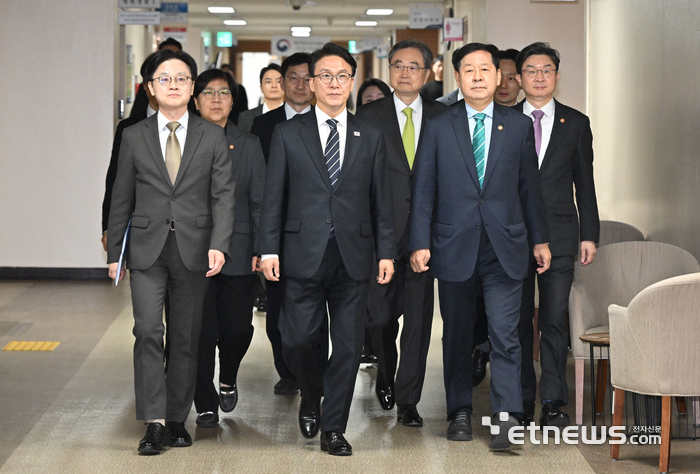 [포토] 김민석 총리, 비상경제 대응체계 관련 브리핑