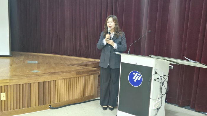 최문희 전남화장품산업혁신협회 회장이 25일 광주테크노파크 대회의실에서 열린 '광주·전남 통합에 따른 화장품 산업 활성화 세미나'에서 인사말을 하고 있다.