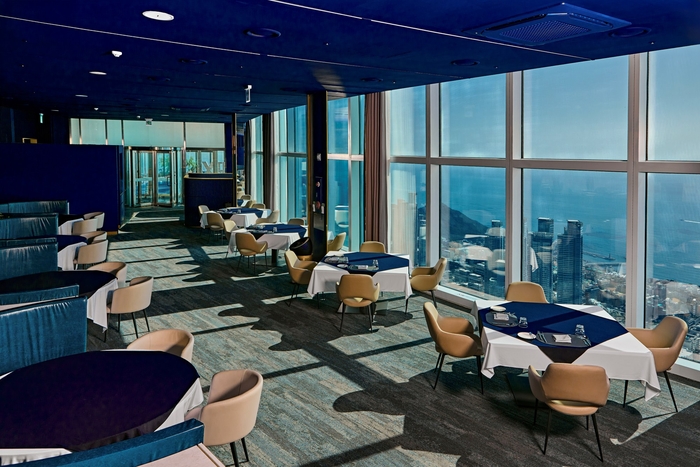 풀무원푸드앤컬처는 부산 엑스 더스카이 99층에 위치한 레스토랑 '스카이99 그릴&파스타'를 리뉴얼 오픈했다고 25일 밝혔다.