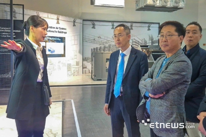 지난 24일 경남 창원 LG 스마트팩토리를 방문한 황기연 한국수출입은행장(왼쪽에서 두 번째)이 공장 관계자로부터 AI 데이터센터 공조시스템 설명을 듣고 있다. [사진= 수출입은행 제공]