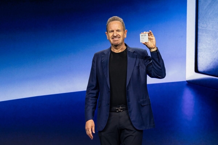 새 CPU 들어보이는 르네 하스 Arm 최고경영자 / Arm