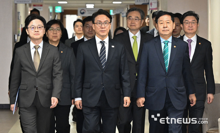 [포토] 비상경제 대응체계 브리핑 나선 김민석 총리