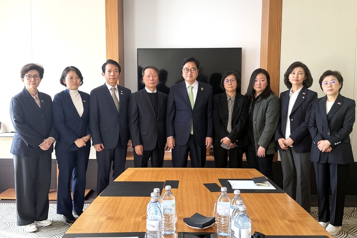 우원식 의장과 더불어민주당 이강일·박지혜 의원, 국민의힘 김정재·강선영 의원, 조국혁신당 강경숙 의원이 고(故) 김인홍 씨 가족들을 위로했다.(사진=국회의장실)