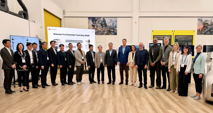 올라 칼레니우스 메르세데스 벤츠 회장(오른쪽 8번째)와 문혁수 LG이노텍 사장(오른쪽 9번째) 등 양사 주요 경영진이 19일 독일 뵈블링겐 벤츠 연구개발(R&D)센터에서 LG이노텍 테크데이를 마친 뒤 기념촬영하고 있다. 〈사진 LG이노텍 링크드인〉