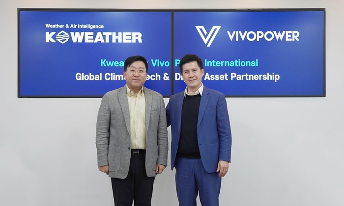 김동식 케이웨더 대표(왼쪽)와 케빈 친 비보파워 회장이 최종 투자계약을 맺고 기념촬영을 했다