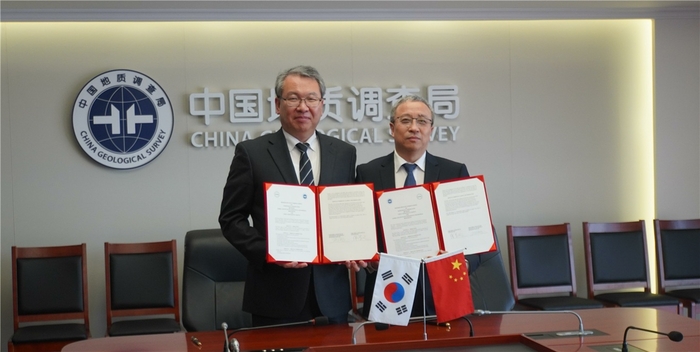 권이균 지질연 원장(왼쪽)과 슈 쉐이 CGS 부국장은 지질과학 분야 협력을 위해 업무협약을 맺었다.