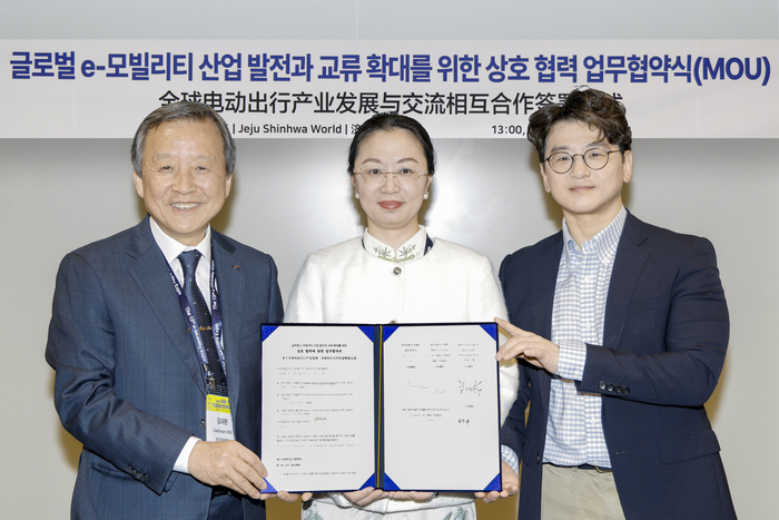 (왼쪽부터)김대환 GEAN 회장, 차오 멍찬 CNAJA 부비서장, 류종은 KAJA 회장