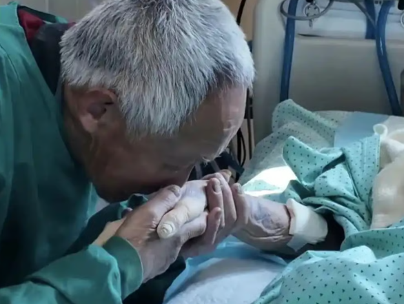 중국에서 병상에 누운 아내를 만나기 위해 100일이 넘는 기간 동안 하루 12시간씩 이동한 80대 남성의 이야기가 알려지며 많은 이들의 마음을 울리고 있다. 사진=CCTV