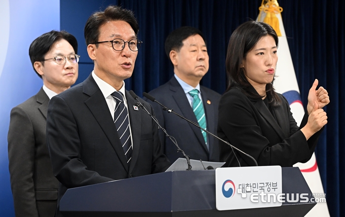 김민석 국무총리가 25일 서울 종로구 정부서울청사에서 중동전쟁 비상경제 대응체계를 발표하고 있다. 김 총리는 “정부는 비상경제 대응체계를 빈틈없이 가동하여 국가적 위기상황을 반드시 극복해 내겠다”며 “중동전쟁 대응을 계기로 공급망 경쟁력 강화 등 위기를 기회로 만들기 위한 중장기 과제들도 속도감있게 추진해 나갈 것”이라고 밝혔다.  이동근기자 foto@etnews.com