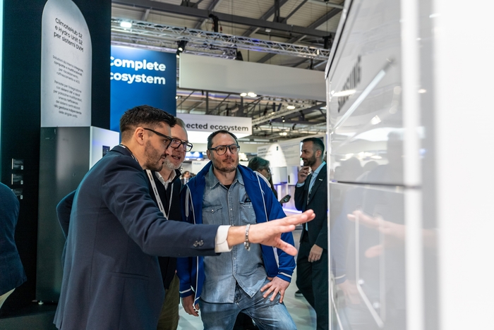 24~27일 이탈리아 밀라노에서 열린 MCE 2026에서 삼성전자 직원이 참석자들에게 수상 제품의 특장점을 소개하고 있다.