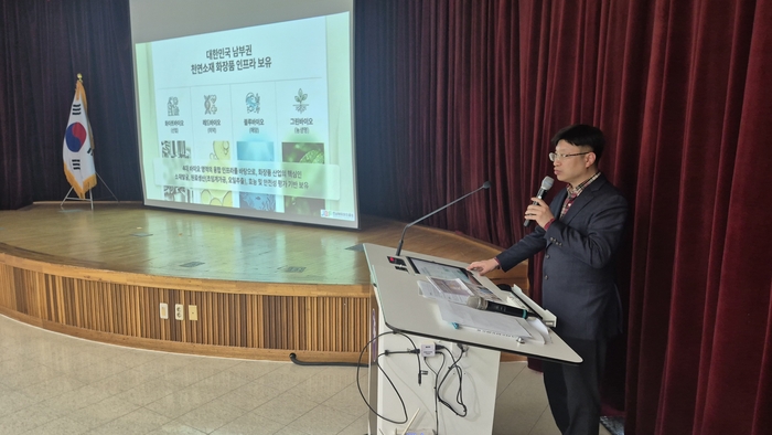 문명재 전남바이오진흥원 그린바이오본부 나노센터장 발표 모습.