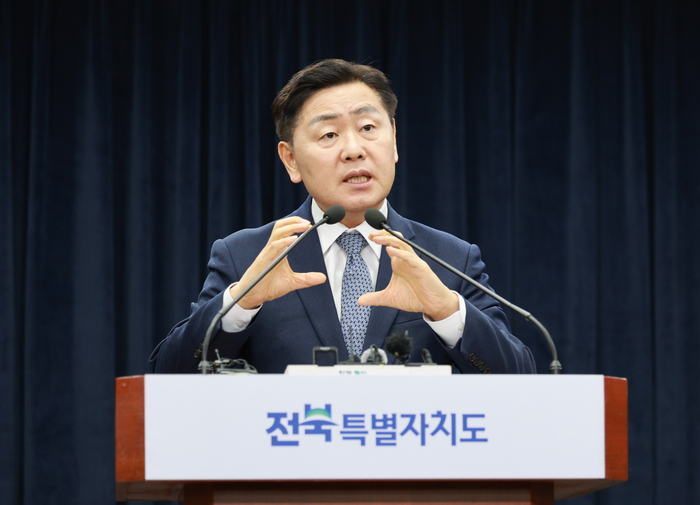 김관영 전북특별도지사의 조선산업 관련 기자회견.