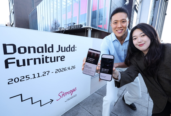 LG유플러스 직원이 현대카드 스토리지에서 양사의 전시를 소개하고 있는 모습.