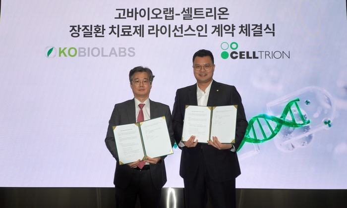 고광표 고바이오랩 대표(왼쪽)와 서진석 셀트리온 경영사업부 대표가 25일 인천 연수구 셀트리온 글로벌생명공학연구센터에서 열린 라이선스인 계약 체결식에서 기념촬영했다.(사진=셀트리온)