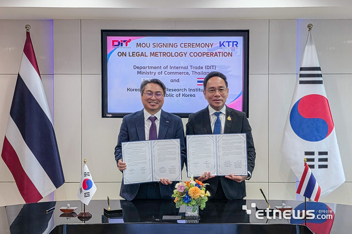 김현철 KTR 원장(왼쪽)이 태국 상무부 위타야껀 마니넷 내부무역국 국장과 상호 협력체계 구축을 위한 업무협약을 체결했다. KTR 제공