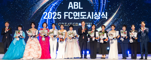 24일 서울 그랜드워커힐 비스타홀에서 곽희필 ABL생명 대표이사(왼쪽 여덟번째)가 '2025 FC 연도대상 시상식'에서 명인상 수상자들과 기념사진을 촬영하고 있다.(사진=ABL생명)